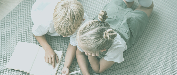 Niños con un libro leyendo